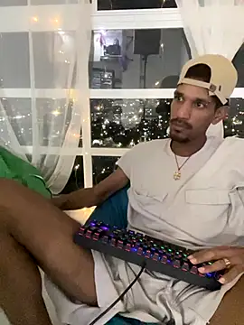 Snapshot of Miguel_bigcock chatting on October 28, 2025, 11:36 pm Miguel bigcock online show from October 28, 2025, 11:36 pm