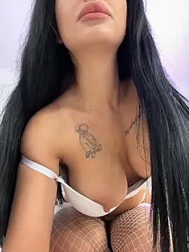 Snapshot of IrisRossie chatting on November 9, 2025, 5:33 am IrisRossie online show from November 9, 2025, 5:33 am