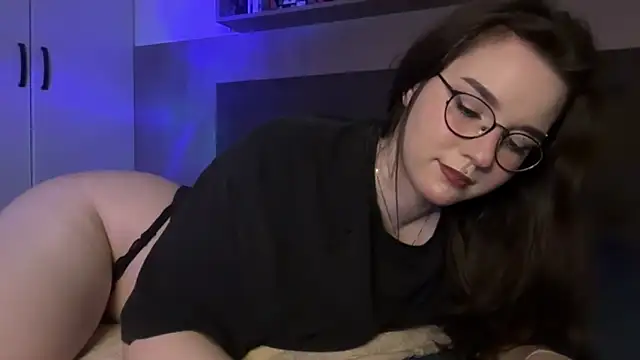 Snapshot of BeeBlossom chatting on March 20, 2025, 12:40 am BeeBlossom online show from March 20, 2025, 12:40 am