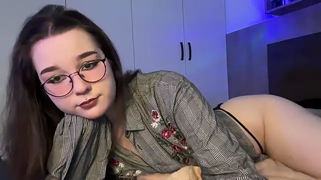 Snapshot of BeeBlossom chatting on March 22, 2025, 3:53 pm BeeBlossom online show from March 22, 2025, 3:53 pm