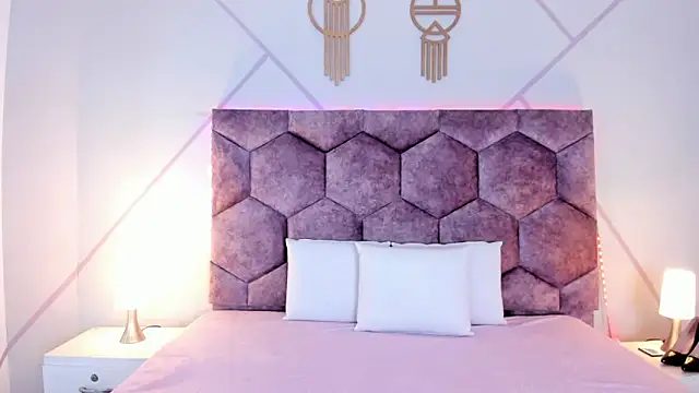 aurora collinss  online show from November 23, 2025, 12:59 pm