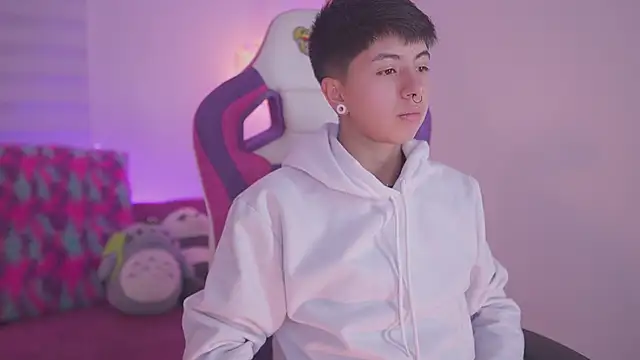 Snapshot of tommy_blue chatting on November 10, 2025, 12:43 pm tommy blue online show from November 10, 2025, 12:43 pm