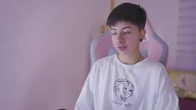 Snapshot of tommy_blue chatting on December 3, 2025, 12:59 pm tommy blue online show from December 3, 2025, 12:59 pm