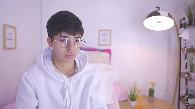 Snapshot of tommy_blue chatting on October 29, 2025, 1:43 pm tommy blue online show from October 29, 2025, 1:43 pm