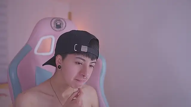 Snapshot of tommy_blue chatting on November 24, 2025, 12:27 pm tommy blue online show from November 24, 2025, 12:27 pm