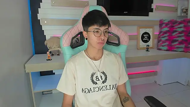 Snapshot of tommy_blue chatting on December 4, 2025, 7:13 pm tommy blue online show from December 4, 2025, 7:13 pm