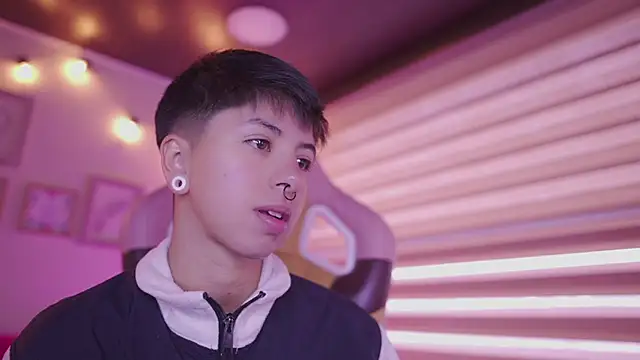 Snapshot of tommy_blue chatting on February 23, 2026, 12:50 pm tommy blue online show from February 23, 2026, 12:50 pm