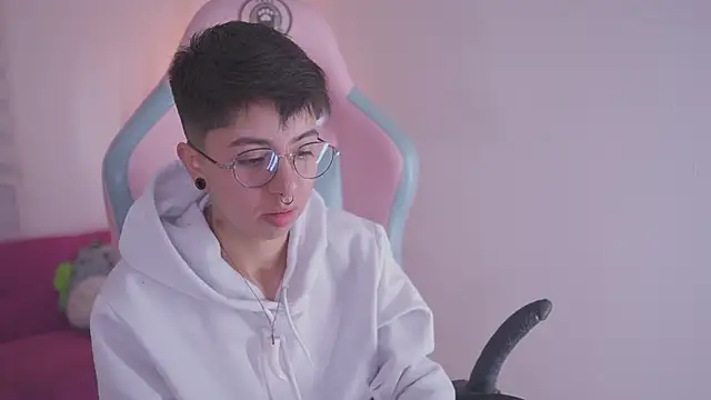 Snapshot of tommy_blue chatting on November 26, 2025, 12:27 pm tommy blue online show from November 26, 2025, 12:27 pm