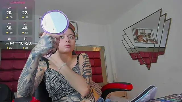 SaskiaGrendel online show from April 13, 2026, 11:20 pm