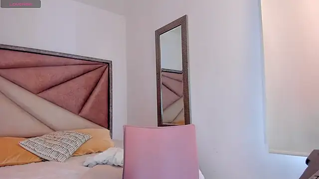 SaskiaGrendel online show from September 19, 2025, 6:12 pm