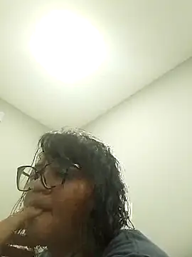 Snapshot of viviksmel chatting on October 10, 2025, 1:56 pm viviksmel online show from October 10, 2025, 1:56 pm