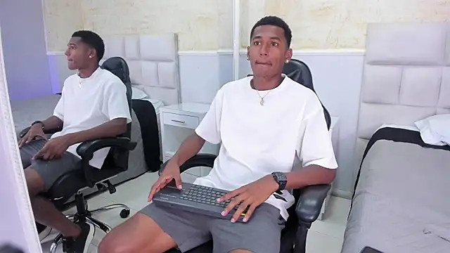 Snapshot of LexiAndDeker chatting on October 28, 2025, 6:51 pm LexiAndDeker online show from October 28, 2025, 6:51 pm