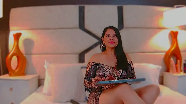 Snapshot of MonserratLane chatting on March 22, 2025, 8:04 pm MonserratLane online show from March 22, 2025, 8:04 pm