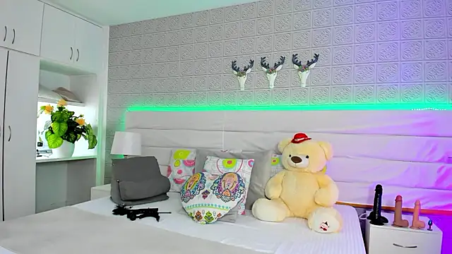 Snapshot of LeilaHiuston chatting on January 13, 2026, 8:13 pm LeilaHiuston online show from January 13, 2026, 8:13 pm