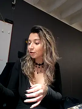 Isabella Varella online show from October 27, 2025, 1:12 pm