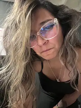 Isabella Varella online show from November 18, 2025, 12:37 am