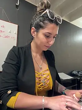 Isabella Varella online show from November 20, 2025, 1:23 pm