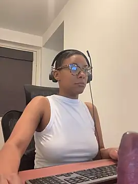 Snapshot of Melia_Rayne chatting on May 18, 2026, 9:36 am Melia Rayne online show from May 18, 2026, 9:36 am