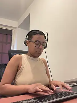 Snapshot of Melia_Rayne chatting on April 24, 2026, 9:33 am Melia Rayne online show from April 24, 2026, 9:33 am