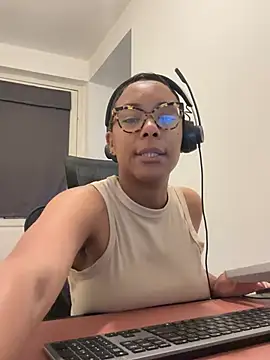 Snapshot of Melia_Rayne chatting on May 11, 2026, 9:54 am Melia Rayne online show from May 11, 2026, 9:54 am