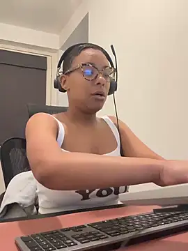Snapshot of Melia_Rayne chatting on May 14, 2026, 9:39 am Melia Rayne online show from May 14, 2026, 9:39 am