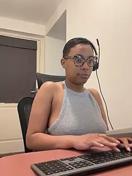 Snapshot of Melia_Rayne chatting on April 15, 2026, 9:26 am Melia Rayne online show from April 15, 2026, 9:26 am