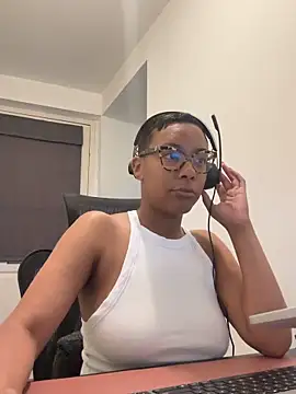 Snapshot of Melia_Rayne chatting on May 6, 2026, 9:35 am Melia Rayne online show from May 6, 2026, 9:35 am