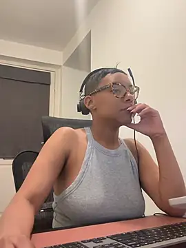 Snapshot of Melia_Rayne chatting on April 27, 2026, 12:25 pm Melia Rayne online show from April 27, 2026, 12:25 pm