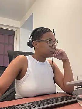 Snapshot of Melia_Rayne chatting on April 22, 2026, 9:16 am Melia Rayne online show from April 22, 2026, 9:16 am