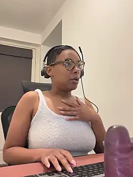 Snapshot of Melia_Rayne chatting on May 13, 2026, 9:49 am Melia Rayne online show from May 13, 2026, 9:49 am