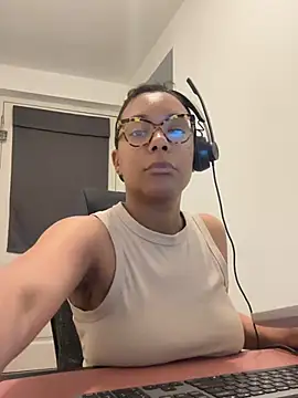Snapshot of Melia_Rayne chatting on April 16, 2026, 9:43 am Melia Rayne online show from April 16, 2026, 9:43 am