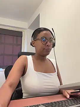 Snapshot of Melia_Rayne chatting on May 12, 2026, 9:48 am Melia Rayne online show from May 12, 2026, 9:48 am