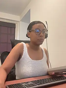 Snapshot of Melia_Rayne chatting on April 21, 2026, 9:38 am Melia Rayne online show from April 21, 2026, 9:38 am