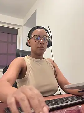 Snapshot of Melia_Rayne chatting on May 1, 2026, 9:14 am Melia Rayne online show from May 1, 2026, 9:14 am