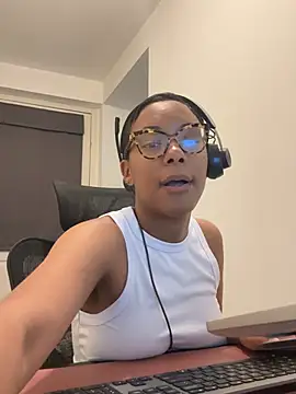Snapshot of Melia_Rayne chatting on May 19, 2026, 10:33 am Melia Rayne online show from May 19, 2026, 10:33 am