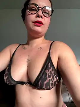 Snapshot of Biana_Fernan chatting on November 9, 2025, 4:11 pm Biana Fernan online show from November 9, 2025, 4:11 pm