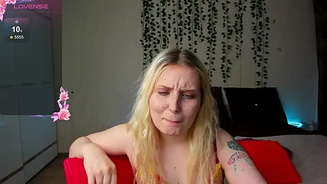 Snapshot of Moon___Love chatting on March 10, 2025, 12:28 pm Moon Love online show from March 10, 2025, 12:28 pm