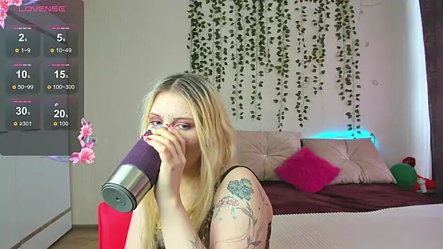 Snapshot of Moon___Love chatting on March 13, 2025, 5:00 am Moon Love online show from March 13, 2025, 5:00 am