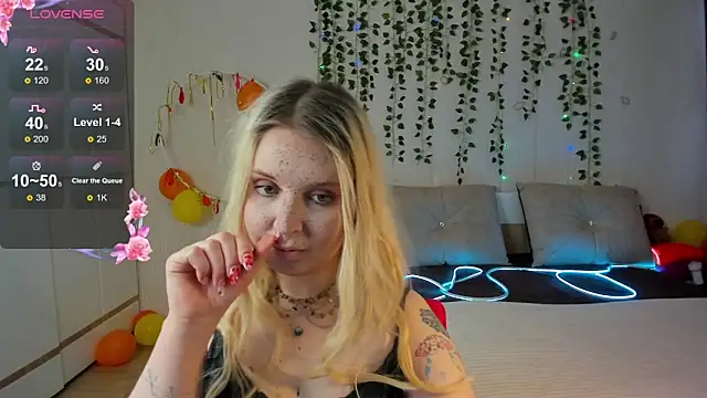 Snapshot of Moon___Love chatting on March 19, 2025, 8:34 am Moon Love online show from March 19, 2025, 8:34 am