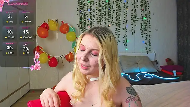 Snapshot of Moon___Love chatting on March 16, 2025, 12:11 pm Moon Love online show from March 16, 2025, 12:11 pm