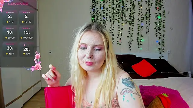 Snapshot of Moon___Love chatting on March 11, 2025, 11:33 am Moon Love online show from March 11, 2025, 11:33 am