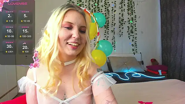 Snapshot of Moon___Love chatting on March 16, 2025, 8:54 am Moon Love online show from March 16, 2025, 8:54 am