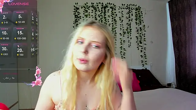 Snapshot of Moon___Love chatting on March 11, 2025, 8:30 am Moon Love online show from March 11, 2025, 8:30 am