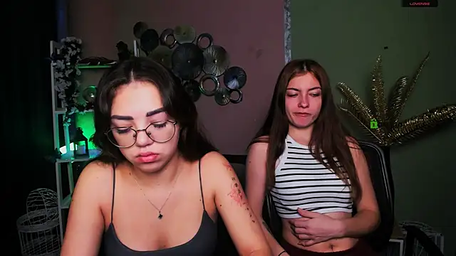 kiki swan online show from November 26, 2025, 6:46 am