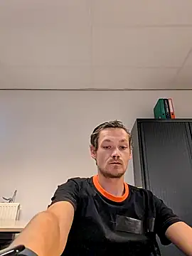 arnoanro online show from June 8, 2026, 1:33 pm