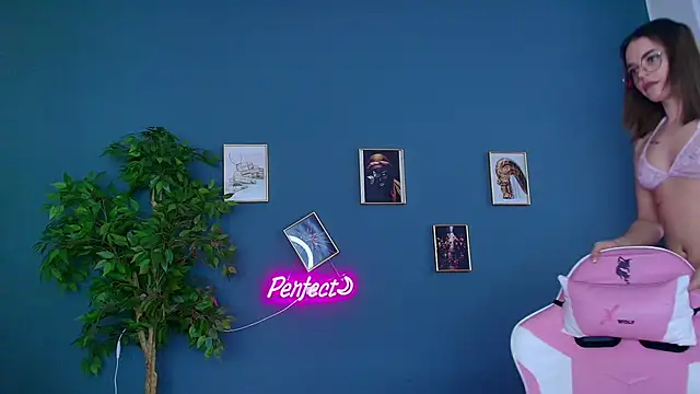 Snapshot of Perfect_Moans chatting on February 3, 2026, 6:22 am Perfect Moans online show from February 3, 2026, 6:22 am