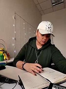 Juicy PeachLux online show from October 2, 2025, 7:45 am