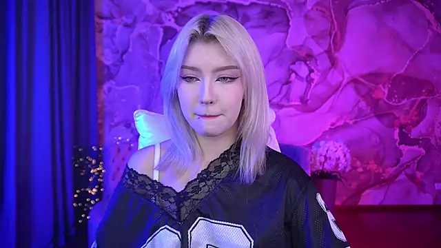 SelenaIris online show from October 17, 2025, 6:39 am