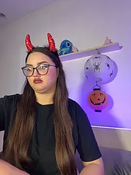 Snapshot of MiraLuccian chatting on October 18, 2025, 6:54 pm MiraLuccian online show from October 18, 2025, 6:54 pm