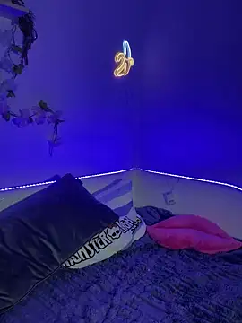 Snapshot of MiraLuccian chatting on October 9, 2025, 8:42 pm MiraLuccian online show from October 9, 2025, 8:42 pm